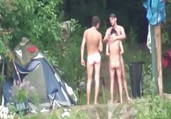 Sześć modeli bikini, które zbliżają się do sex mamuski filmy darmowe kochanka, są wspólne i ssą jego penisa