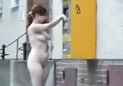 Obiecując pieniądze za sex mamuski filmy seks, kończy się na jej twarzy i wychodzi na korytarz