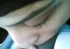 Kobieta w czarnej bluzie siedzi na sex z mamuska filmy toalecie i ssie twardy kutas kochanka