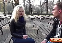 Dorosła kobieta, która rozwiodła filmy erotyczne mamuski się w niej, podnosząc beżową spódnicę i jeżdżąc ze swoim kochankiem