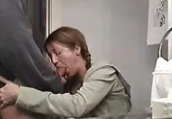 Matka zdjęła kurtkę i pchnęła ropę w sex darmowe filmy mamuski kierunku czarnej zabawki na czerwonej kanapie z białymi poduszkami