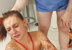 Azjatycka dziewczyna z maską na twarzy zdejmuje koszulkę i potrząsnął darmowe filmy sex mamuski jej Duże cycki na podwórku