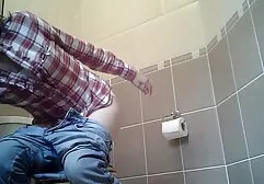 Przeleciał mamuski filmy erotyczne swoją ukochaną w łazience i zalał jej twarz spermą