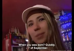 Mężczyzna zagląda pod mamuski za darmo filmy spódnicę dziewczyny i zdejmuje kamerę