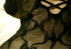 Zboczeniec w lateksie pokazuje otwór zbliżenie pochwy filmy erotyczne z mamuśkami