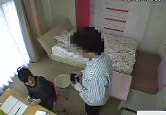 Czarny facet położył kobietę filmy erotyczne mamuski na krawędzi łóżka i zerwał z kogutem