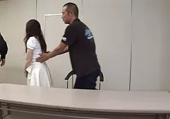 Zobaczył kamerę ukrytą pod dojrzałe mamuśki filmy rąbkiem sukienki.