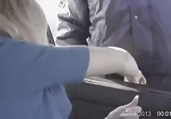 Księżniczka wykonuje Sex oralny na kolanach mamuski filmy za darmo