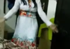 Dziewczyna w spódnicy siedzi na sex darmowe filmy mamuski kutasie głupie na kanapie