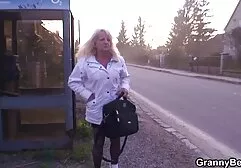 Młoda brunetka połknąć jej darmowe sex filmy z mamuśkami sąsiad jaja przed kamerą