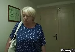 Mężczyzna ma darmowe sex filmy mamuski czarną kobietę Czarną Dupę pozowanie most