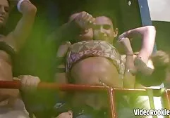 Trzy biseksualne kobiety zostały zaproszone do pieprzenia się z seks filmy z mamuskami silnym mężczyzną