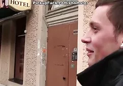 Dorośli mężczyźni pokazują klasę mistrzowską ze erotyczne filmy mamuski swoim kutasem