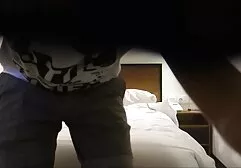 Agent na porno filmiki z mamuskami ulicy uwodzi dziewczynę, aby uzyskać pieniądze