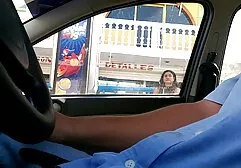 Dojrzała kobieta w darmowe filmy porno z mamuskami krótkiej spódniczce pieści jej cipki