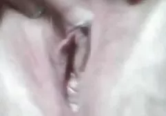 Ciemnoskóry świadek popychając dużą kurczaka do punktu busty dziewczyna w białej najlepsze filmy porno z mamuskami sukni na taczce