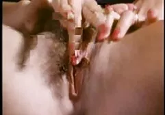 Kobieta z szerokimi biodrami, przyjmująca spermę od mężczyzny, jest wybierana do pochwy pod koniec filmy sex mamuśki seksu