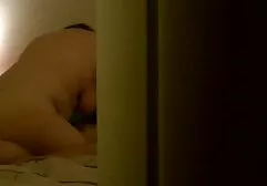 Dziewczyna z fałszywymi darmowe filmy erotyczne mamuśki cyckami zabawna sukienka lamparta i wkładania Dildo do pochwy