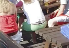 Sukienka dziewczyna przebieranie dojrzałe mamuśki filmy się na plaży garderoba