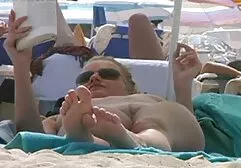 Glamour dick zdejmuje cycate mamuski filmy Spodnie i goni łysego mężczyznę na ulicy