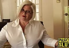 Jej filmy porno z mamuskami kochanek włożył palec w tyłek swojego niewolnika w masce
