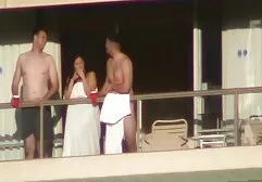 Dziewczyna w sex mamuski filmy darmowe czarnej sukience suszenia włosów