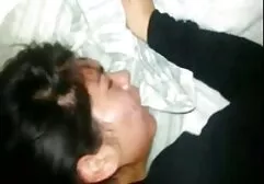 Głaszcząc jej ciało wkręca się darmowe filmiki porno z mamuśkami kulkami-kulki pochwy i ogórek