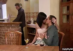 Chuda Laska filmiki porno z mamuskami leżąca na łóżku głaszcząc jej cipki